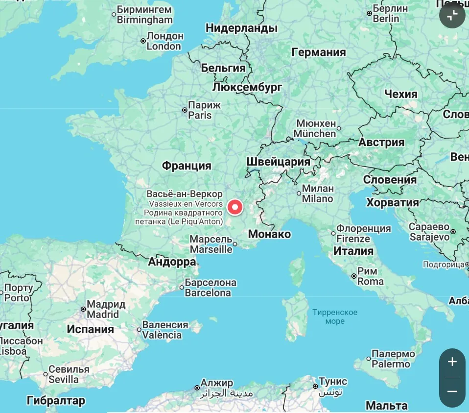 Жители Веркора играют в петанк квадратными шарами на лестницах
